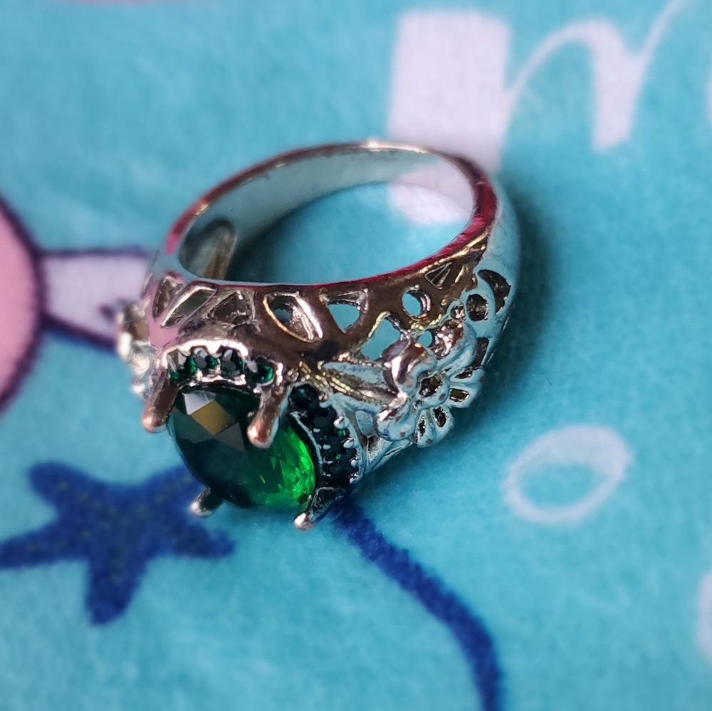 Emerald stone ring circle shaped emerald color 925